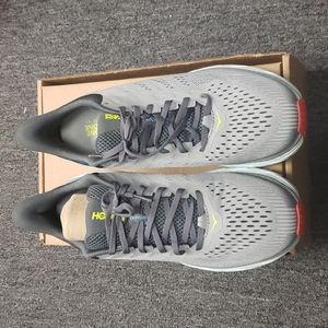 Hoka one one Clifton 7 wild dove/dark shadow sneaker size 11 store display